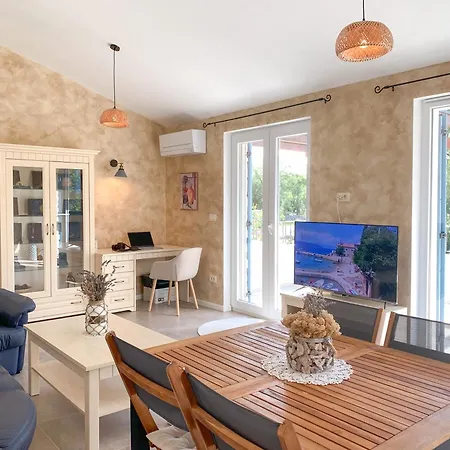 Alara - Charming With Heated Swimming Pool וילה Milohnici