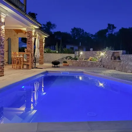 Villa Alara - Charming With Heated Swimming Pool