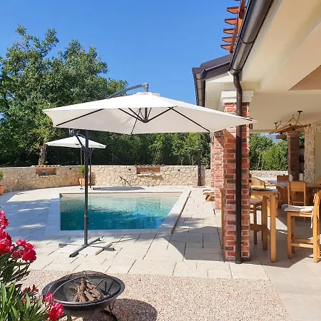 Villa Alara - Charming With Heated Swimming Pool