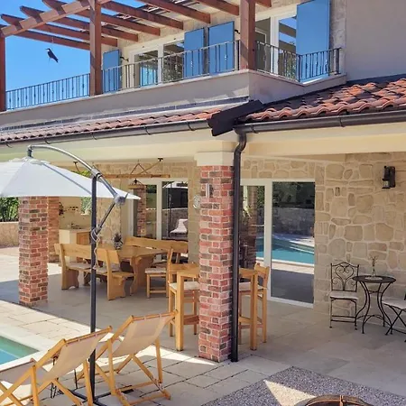 Alara - Charming With Heated Swimming Pool Vila *