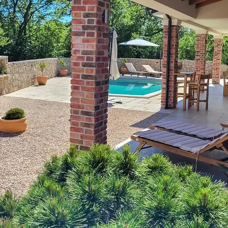 Alara - Charming With Heated Swimming Pool Vila