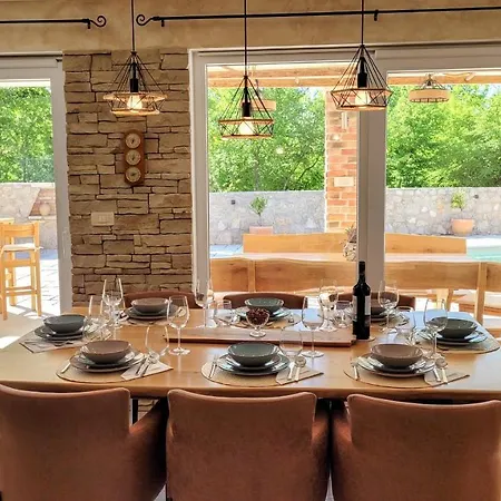 Alara - Charming With Heated Swimming Pool Milohnici
