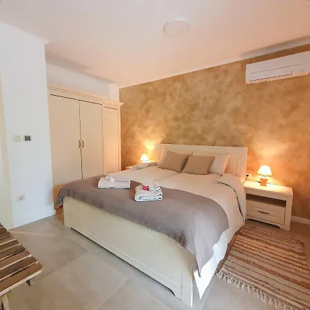Alara - Charming With Heated Swimming Pool Vila