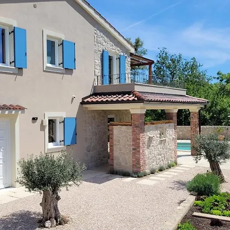 Alara - Charming With Heated Swimming Pool *