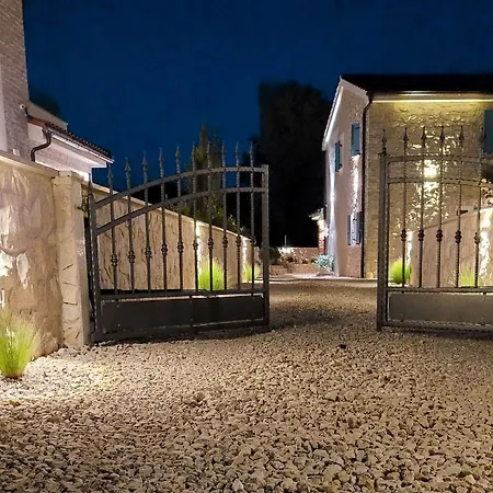 Alara - Charming With Heated Swimming Pool Vila *