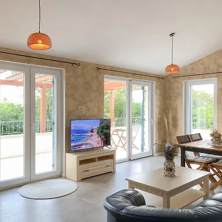 Alara - Charming With Heated Swimming Pool Milohnici