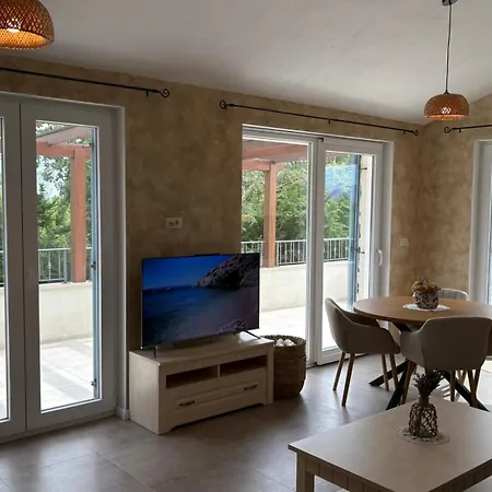 Alara - Charming With Heated Swimming Pool Milohnici