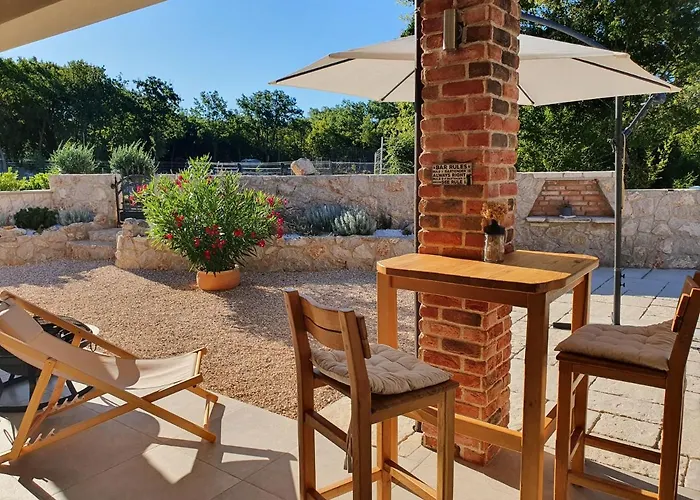 Alara - Charming With Heated Swimming Pool Milohnići