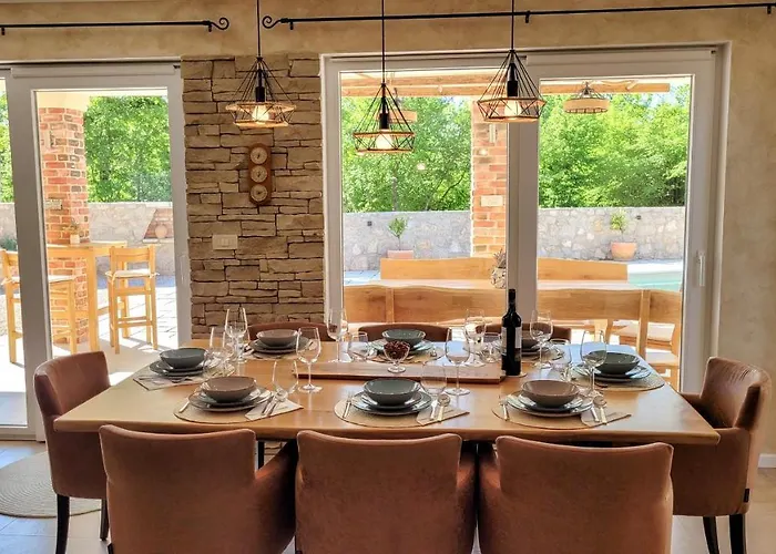 Alara - Charming With Heated Swimming Pool Milohnici